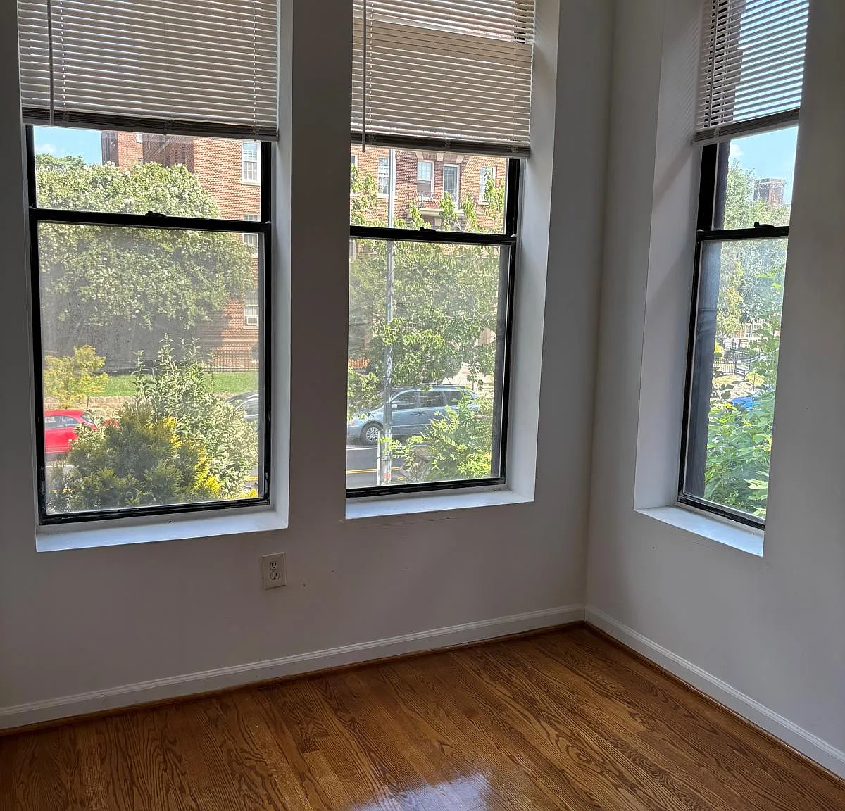 3 bed, 1000 sqft, $4,000 — Photo 3