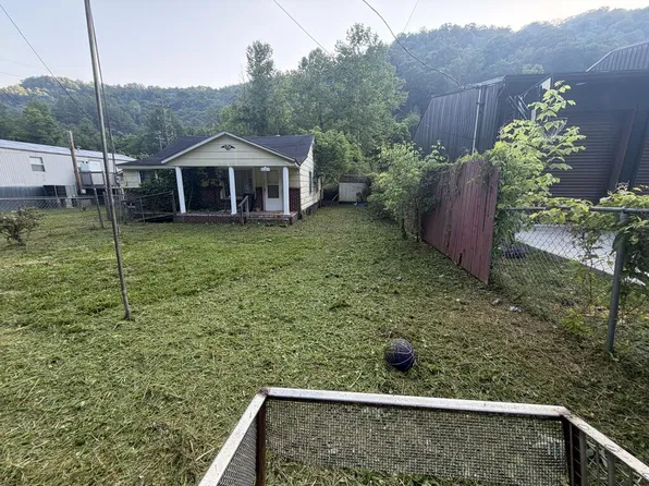 3184 Pond Creek Rd, Pinsonfork, KY 41555
