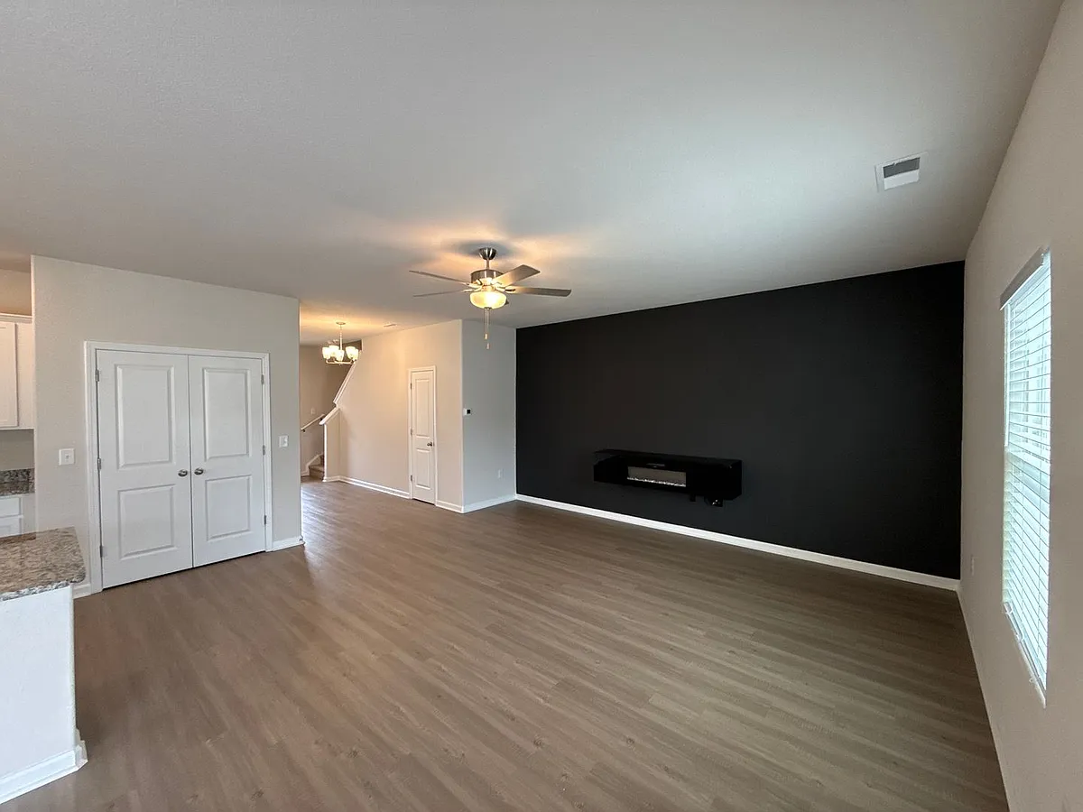 Building Photo - 6225 Lowe Ln