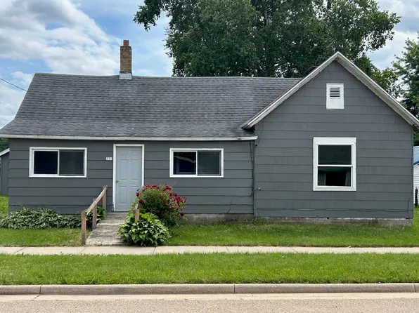331 2nd St, Manawa, WI 54949