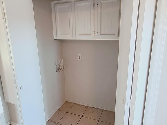 Full Size Washer and Dryer Hookups