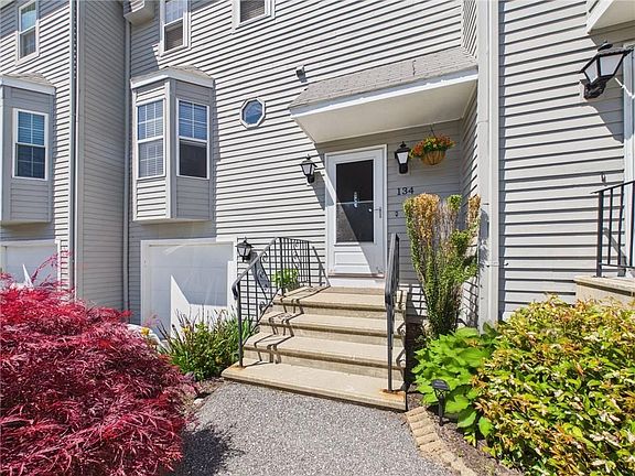 2nd image of 565 Quaker Ln APT 134