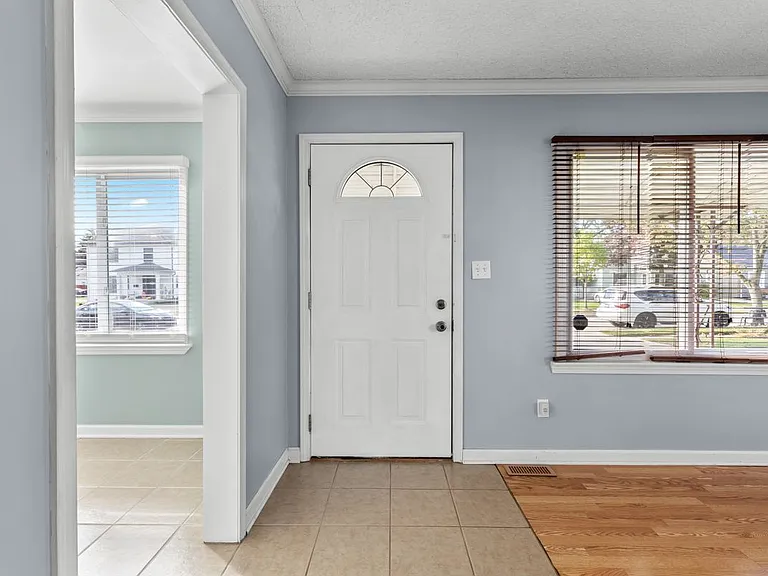 2215 Rowland Ave — Photo 7