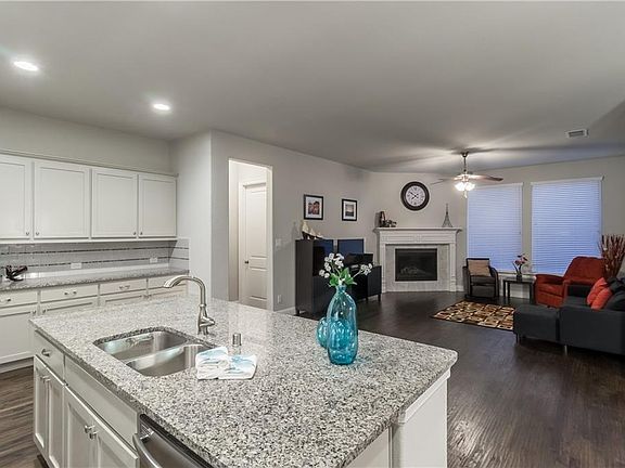4th image of 1625 Lost Pines Ln