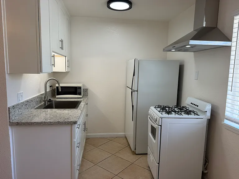 814 5th St #8 — Photo 3