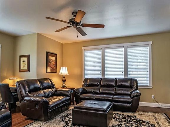 Living Room with Fireplace and pull out sofa bed. Free TV, Internet &Cable WIFI.