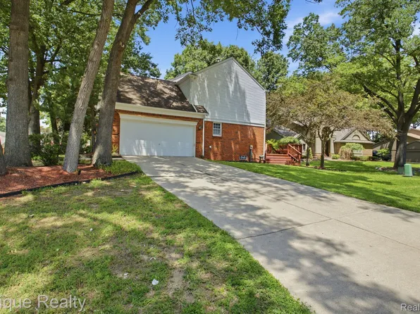 3261 Windwood Rd, West Bloomfield, MI 48324