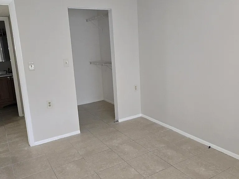 1141 Lake Victoria Dr #H — Photo 13
