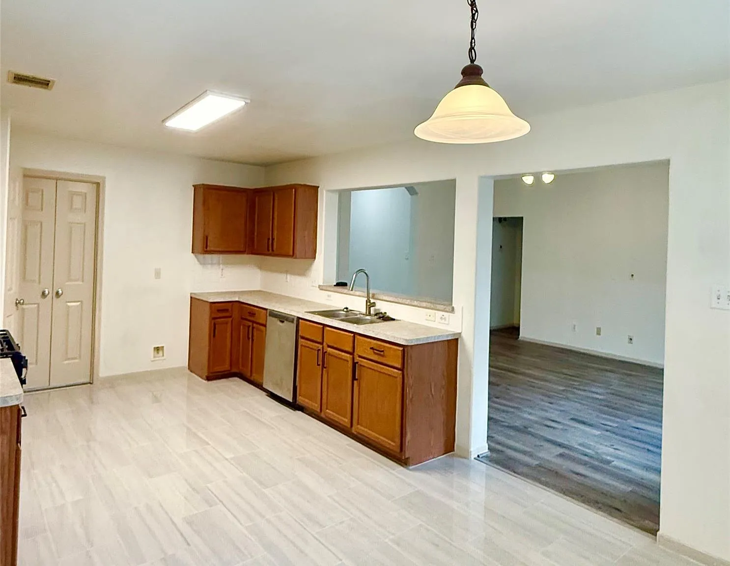 3 bed, 2.0 bath, 1884 sqft, $2,300 — Photo 3