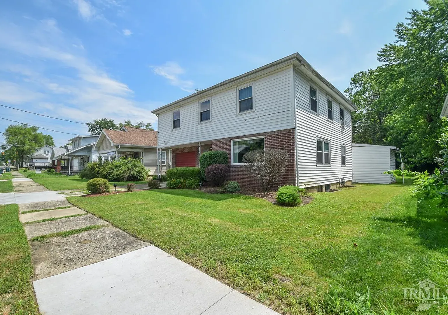 Spacious 5-bedroom, 3.5 near Ball State! Nice shed! Nice backyard! Off Street Parking! — Photo 3