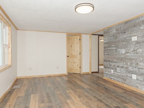 4th image of 102 N Joselyn St