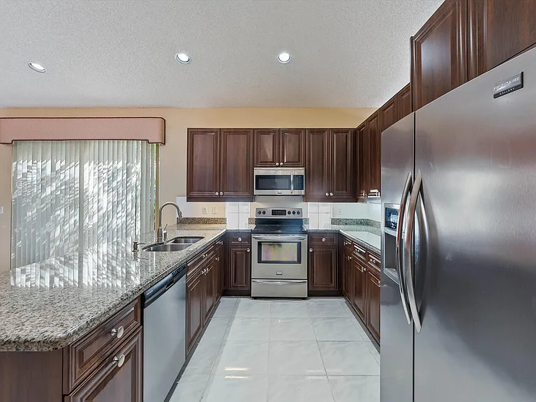 10860 Fairmont Village Dr — Photo 14