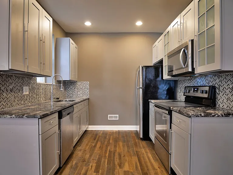 2515 Ingersoll St — Photo 3