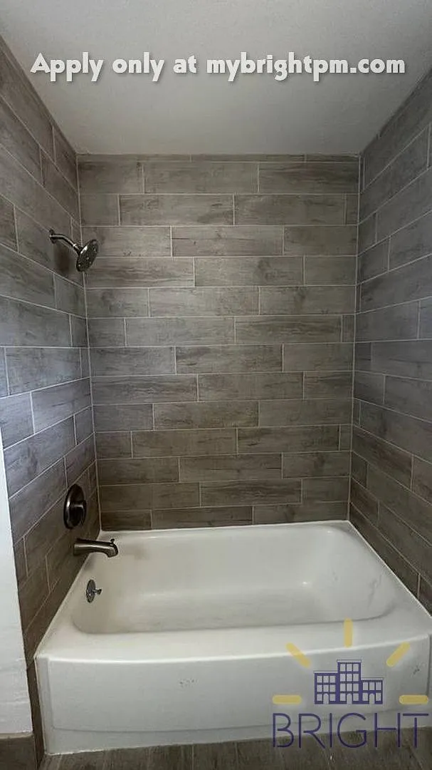 Land Park Manor — Photo 2
