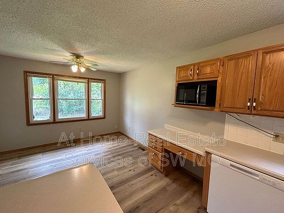 5th image of 306 W Hunter Dr
