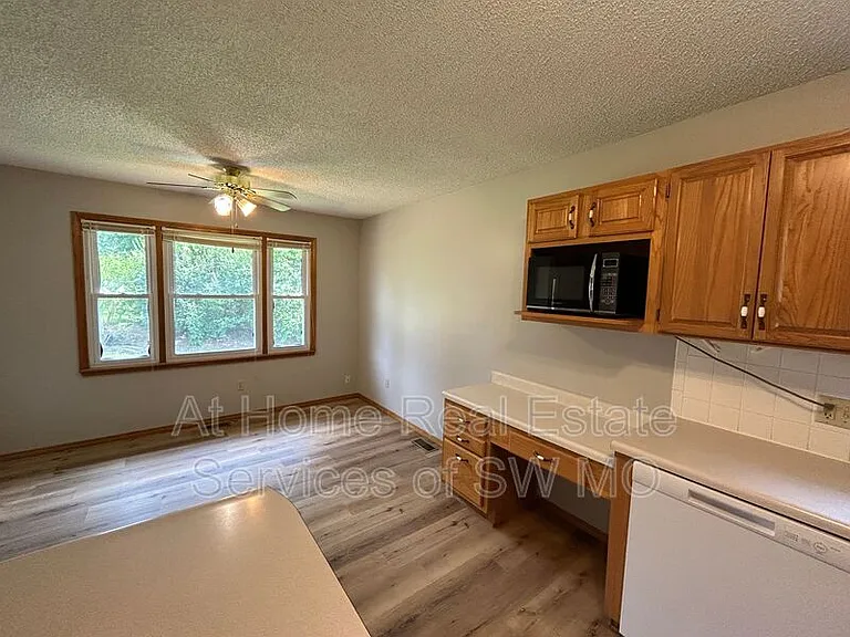 306 W Hunter Dr — Photo 5