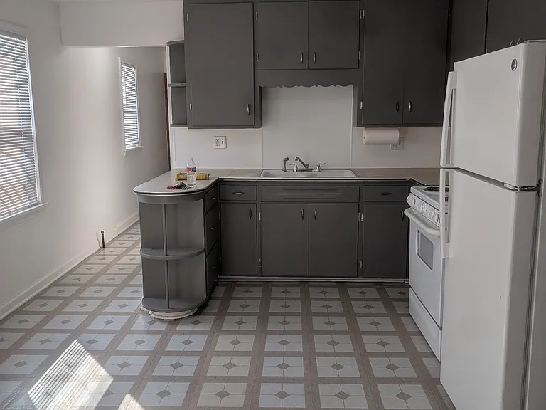 1951 N Summit St #1 — Photo 7