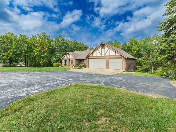 3rd image of 67 Fourfield Dr