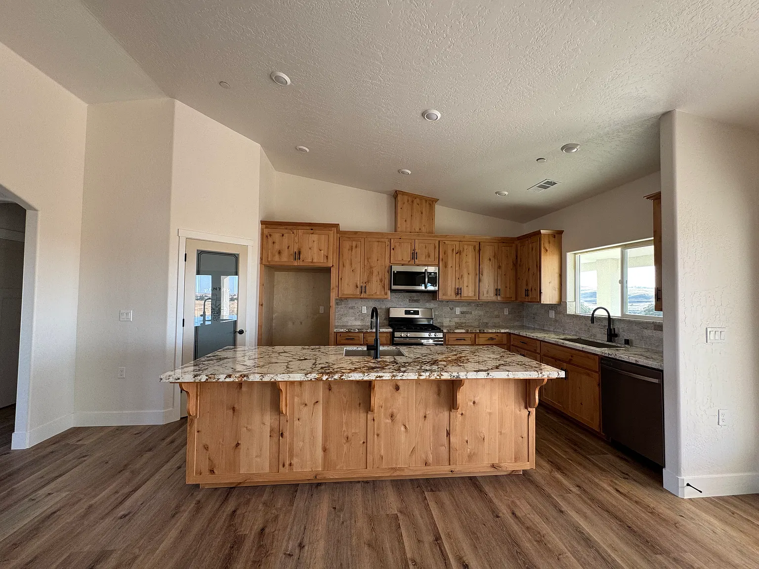 4 bed, 2373 sqft, $3,200 — Photo 2