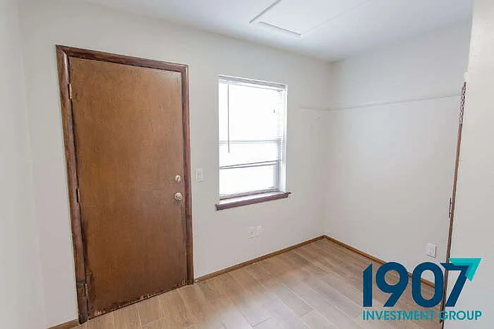704 SW 2nd St — Photo 13