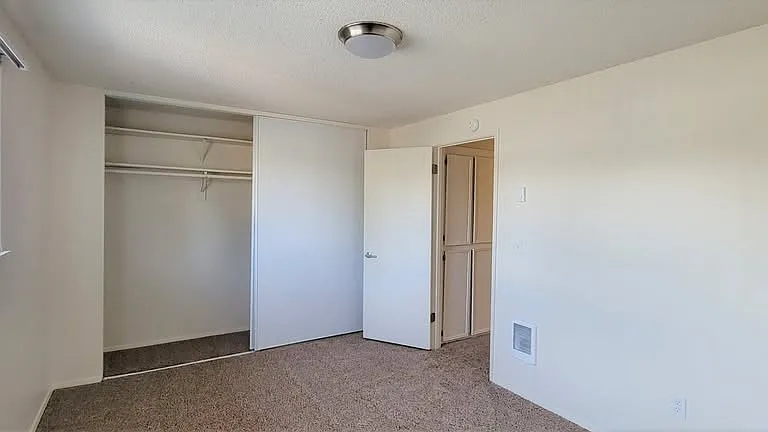 1x1 700sqft- Bedroom