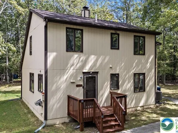 134 Oakenshield Dr, Tamiment, PA 18371