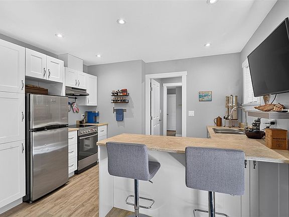 3rd image of 375 Temple St