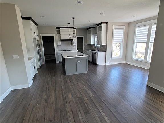 4th image of 408 NE Greenview Dr