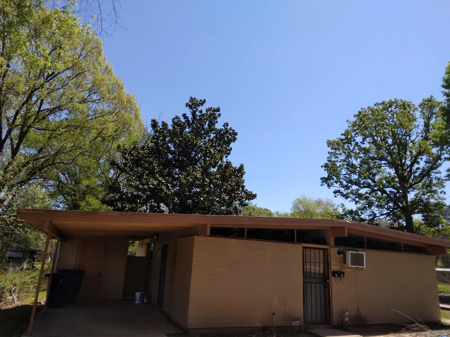 3 bed, 959 sqft, $950 — Photo 1