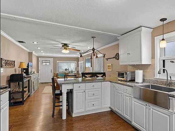 4th image of 1103 Douglas Ave