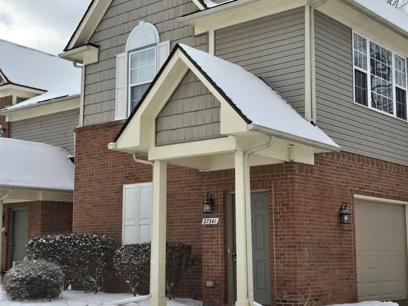 27341 Hidden Oaks Dr, Brownstown, MI 48183