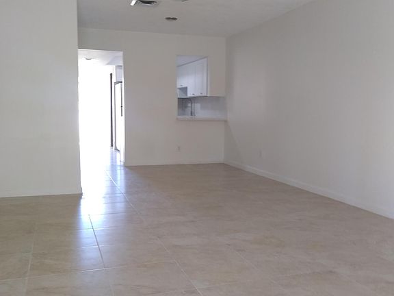 3rd image of 207 Castlewood Dr #B