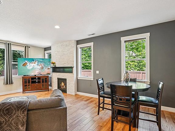 4th image of 28611 Greenway Dr