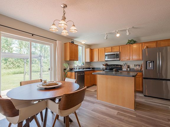 5th image of 527 Summit Ln