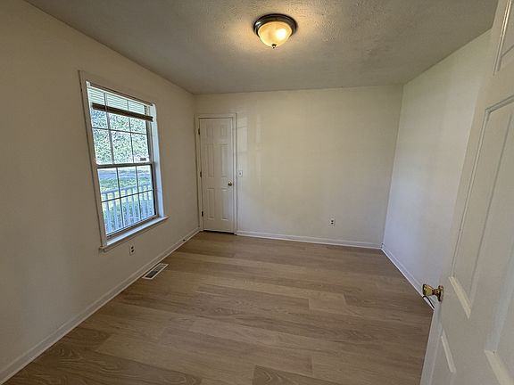 5th image of 304 Clearlake Ct