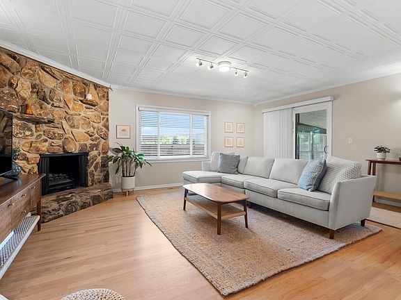 4th image of 207 Larkspur Ave