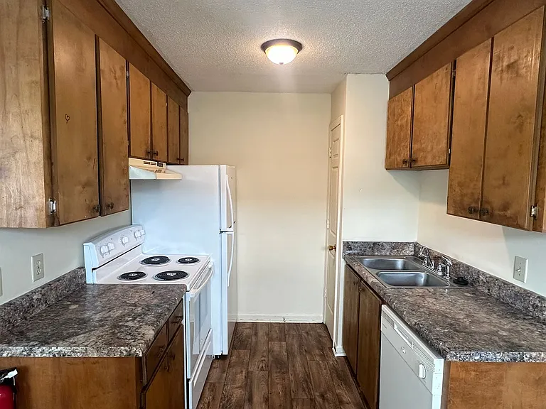 213 Hampton Ave — Photo 6