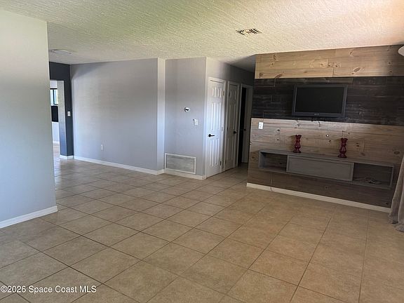 2nd image of 2135 S River Rd