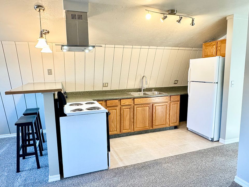 Full kitchen with breakfast bar.
