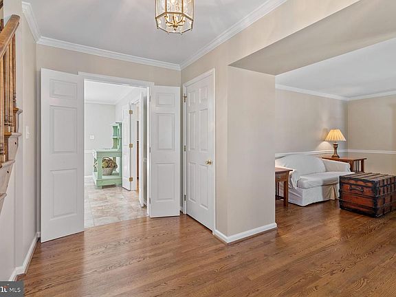 4th image of 522 Stenning Dr