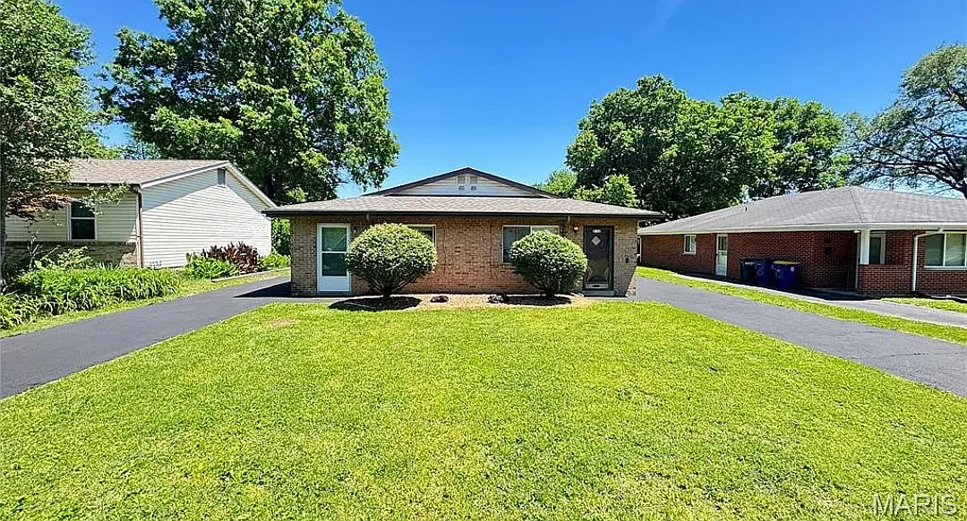 2 bed, 900 sqft, $1,100 — Photo 1
