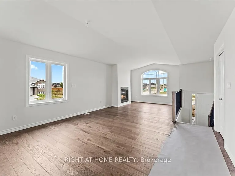 382 Mulberry Ln — Photo 3