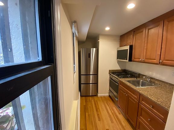 4th image of 756 Greenwich St APT 1R