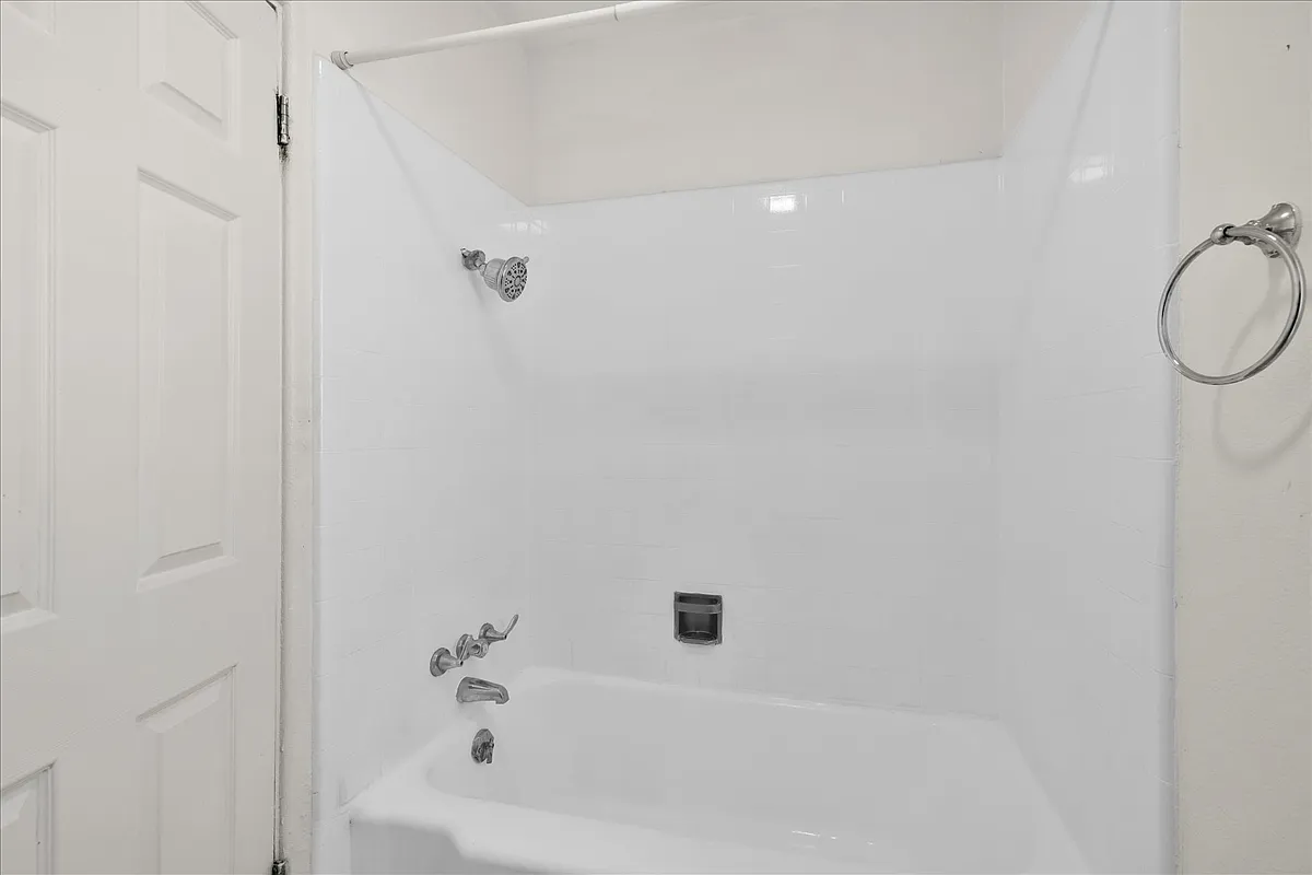3 bed, 1236 sqft, $2,400 — Photo 1