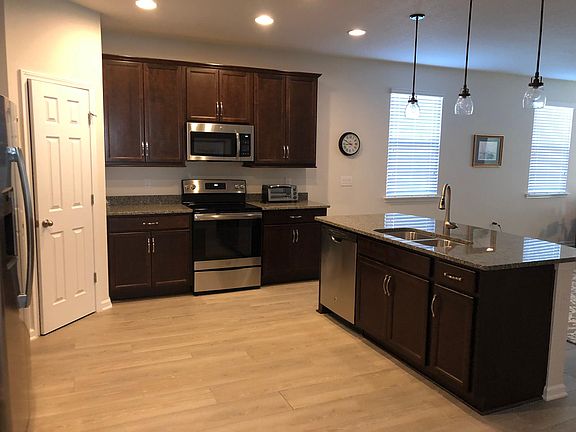 4th image of 553 Aventurine Ave