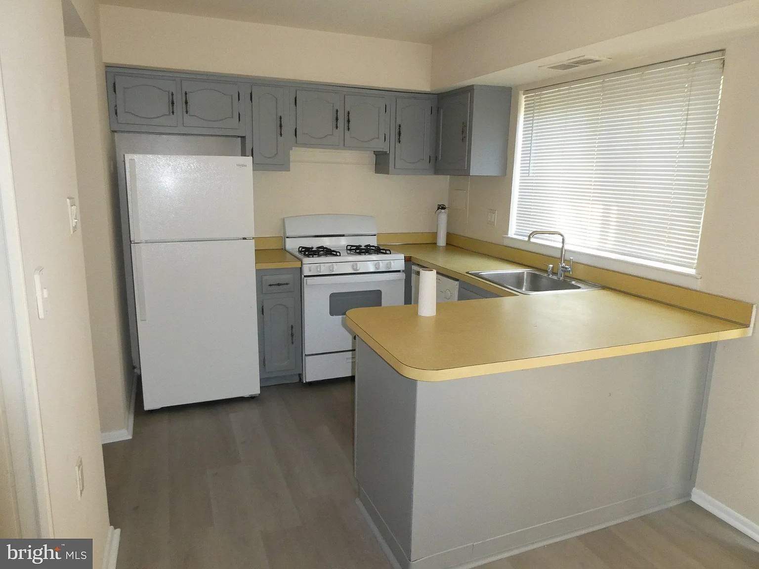 1 bed, 1.5 bath, 857 sqft, $1,800 — Photo 2