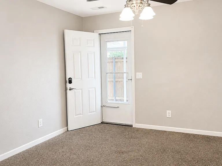 903 W Walnut St #B — Photo 6