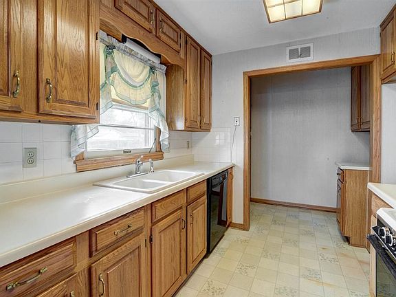 4th image of 3318 S Saint Clair Ave