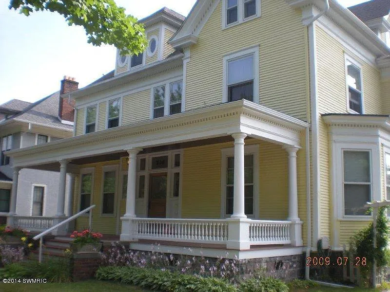 216 Stuart Ave #6