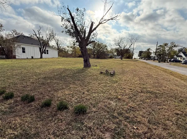 400 E Charles St, Riesel, TX 76682